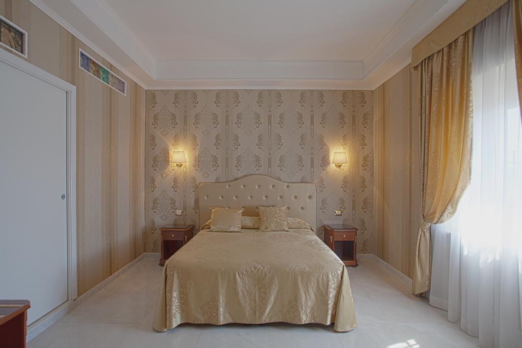 Navona Queen Rooftop Rome Room photo