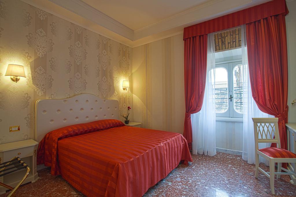 Navona Queen Rooftop Rome Room photo